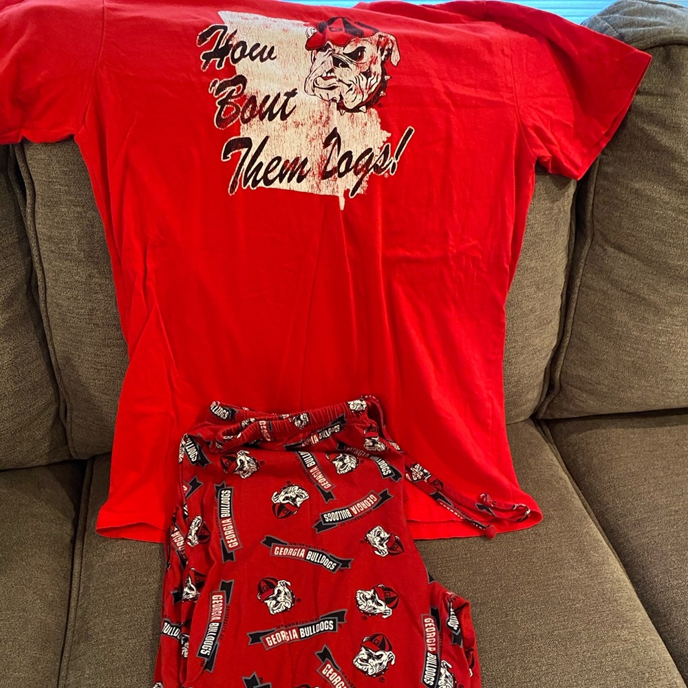 GEORGIA BULLDOGS PAJAMA PANTS (M) AND TSHIRT (L)